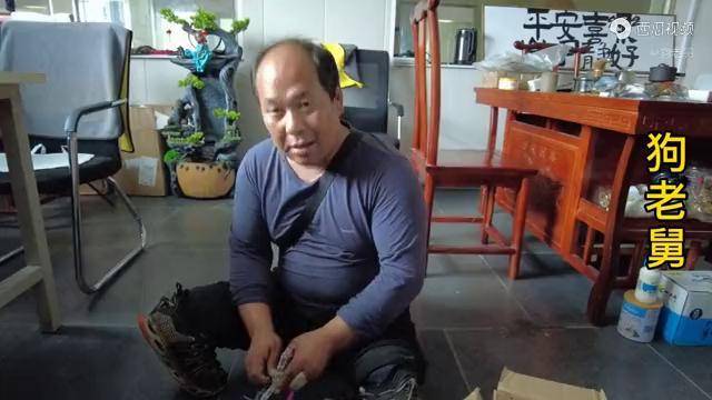 可怜的小狗天生半身瘫痪好心网友给做的小车给安上看看合适不