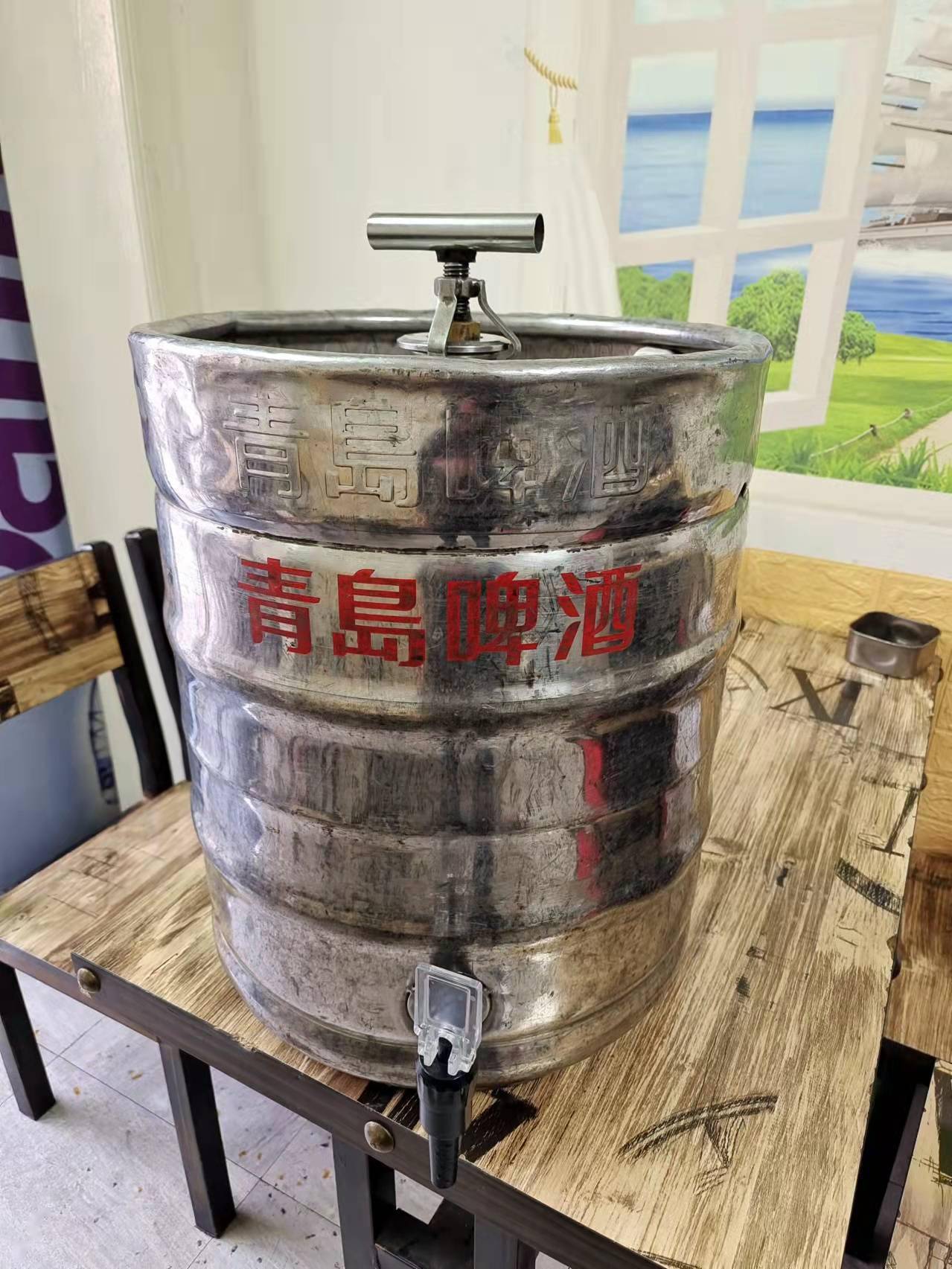 去啤酒屋后又点了两个小凉菜,一条烤鲅鱼,四个人一桶酒,非常完美的一