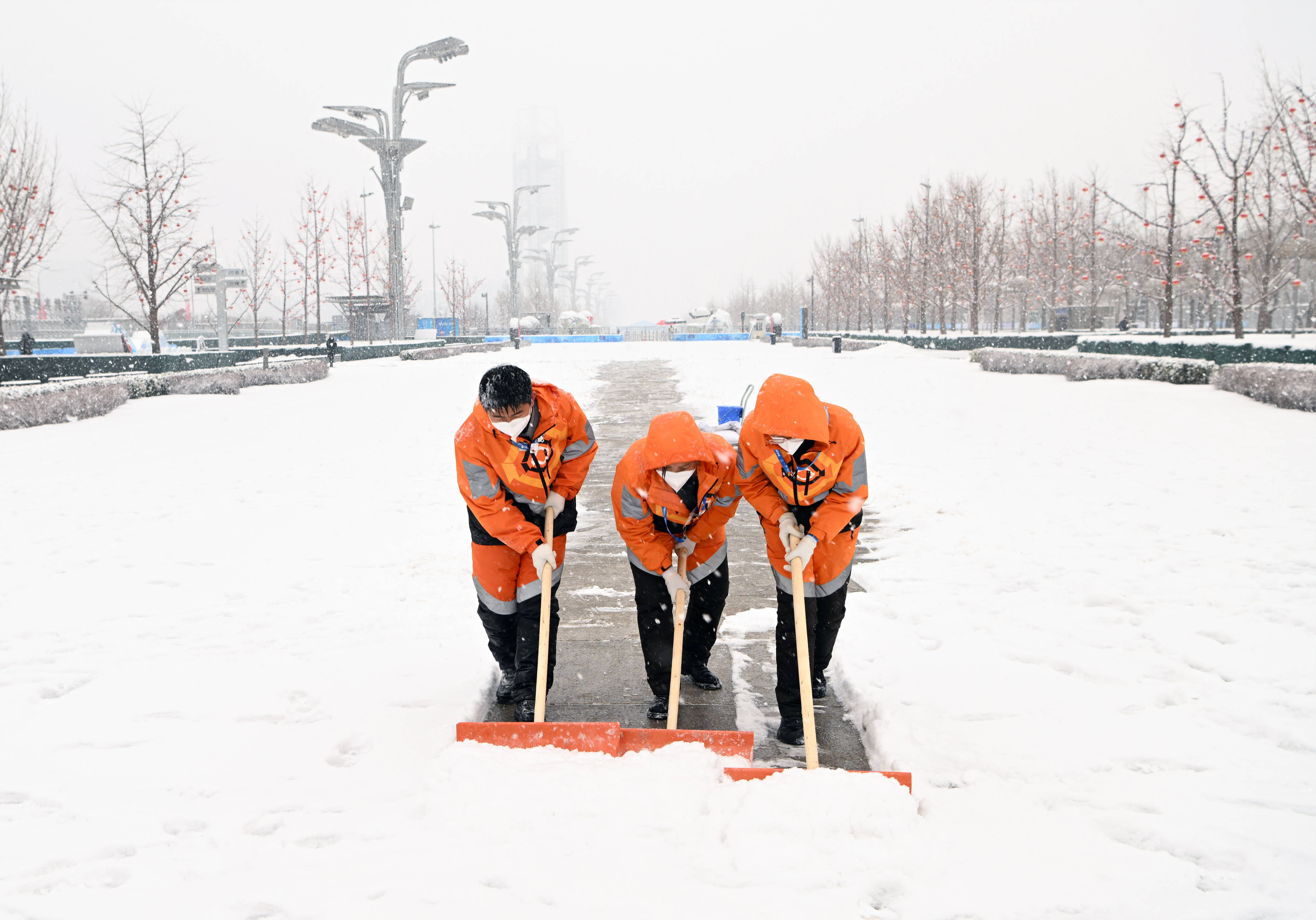 雪天扫雪图图片