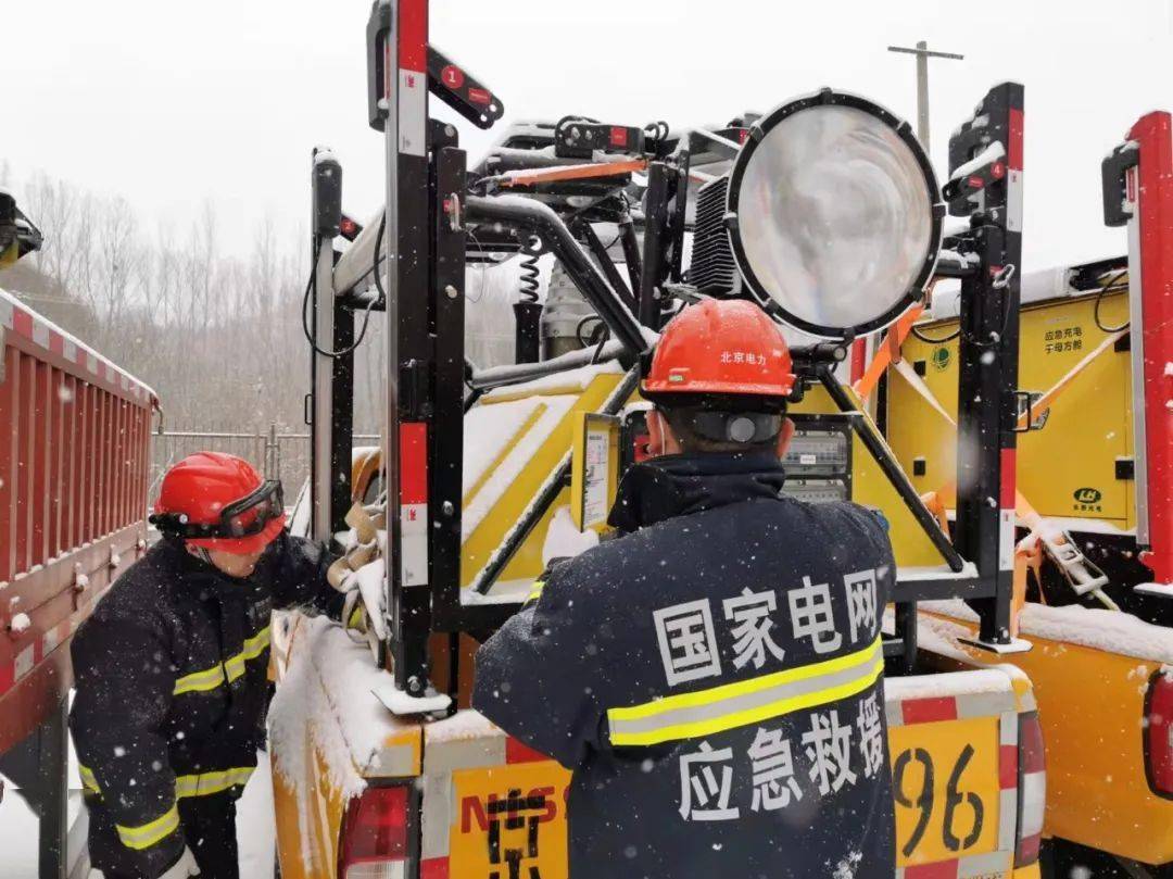 2月13日,北京电力工程公司应急抢修中心延庆值守人员检查调试应急救援