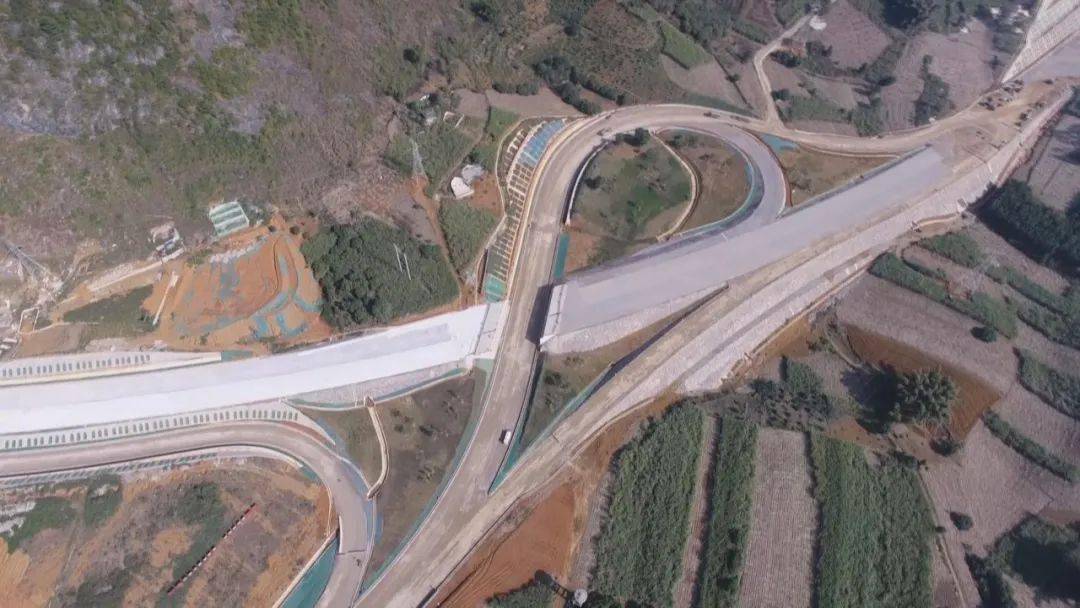 大新县以交通路网建设打通开放发展脉络