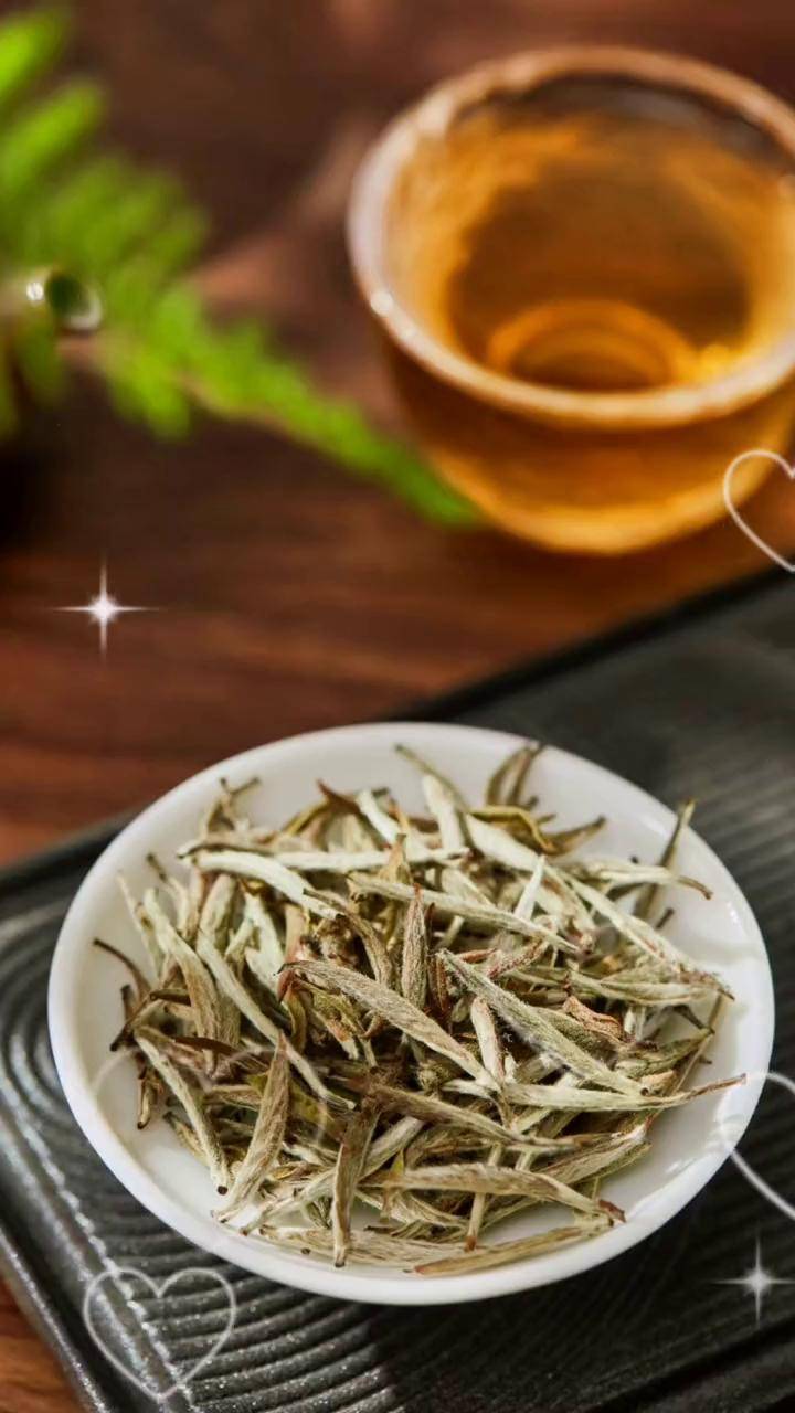 茶中有蜜蜜里含香白茶它有着毫香一般的蜜韵还有着清新的花香一口软糯