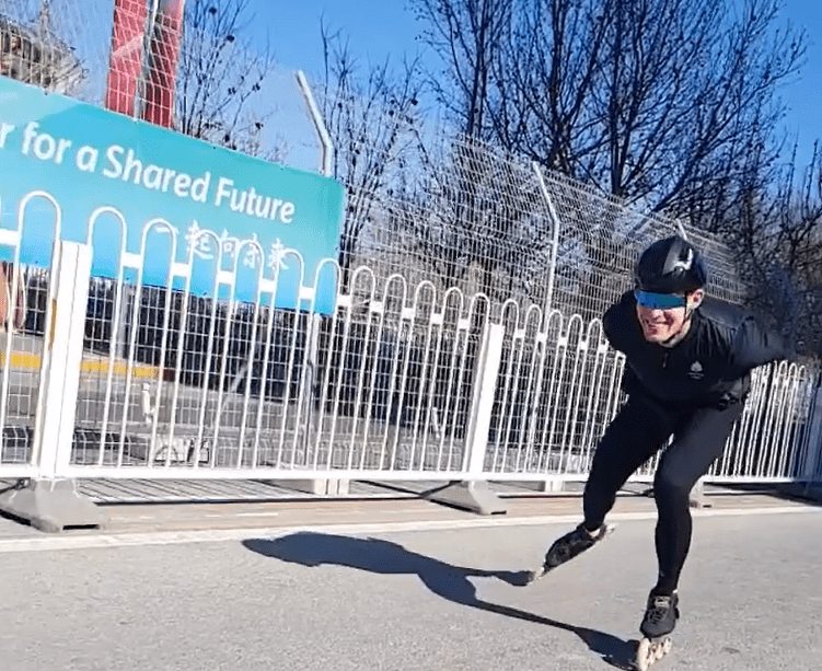 开心玩|丹麦运动员奥运村里开心玩轮滑 网友称是练习的好方法