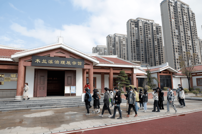 【第二站】参观木兰溪展示馆【第一站】参观莆田市规划展示馆来自清华
