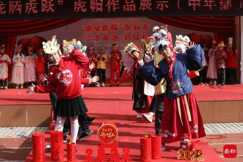 八仙|开学第一天,豪贤路小学的学生头戴自制“老虎帽”走秀