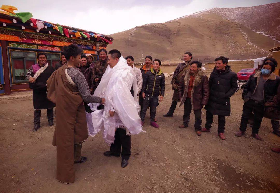 嫌疑人从枕头下取出手枪,就在子弹上膛的瞬间,他们……_罗桑_大德乡