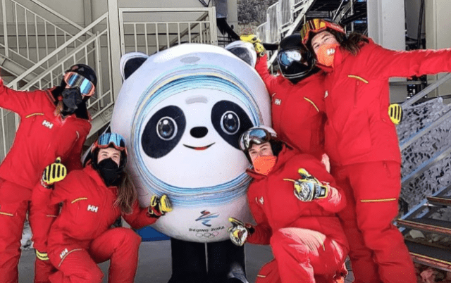 网友|加拿大代表团晒照还配上熊猫表情：运动员到处和冰墩墩合影
