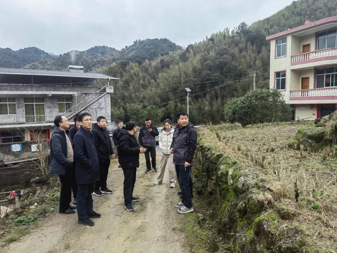 乡人大代表及镇党政领导20余人,到崇义县乐洞乡高洞畲族村参观学习