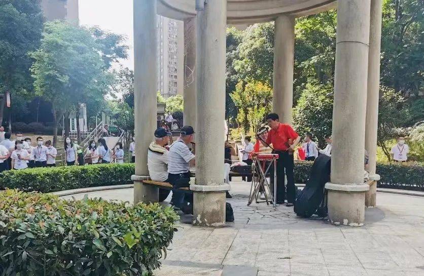 老党员夏谋阶老师是青山区有名的"文艺达人,退休后的他始终秉持"退休