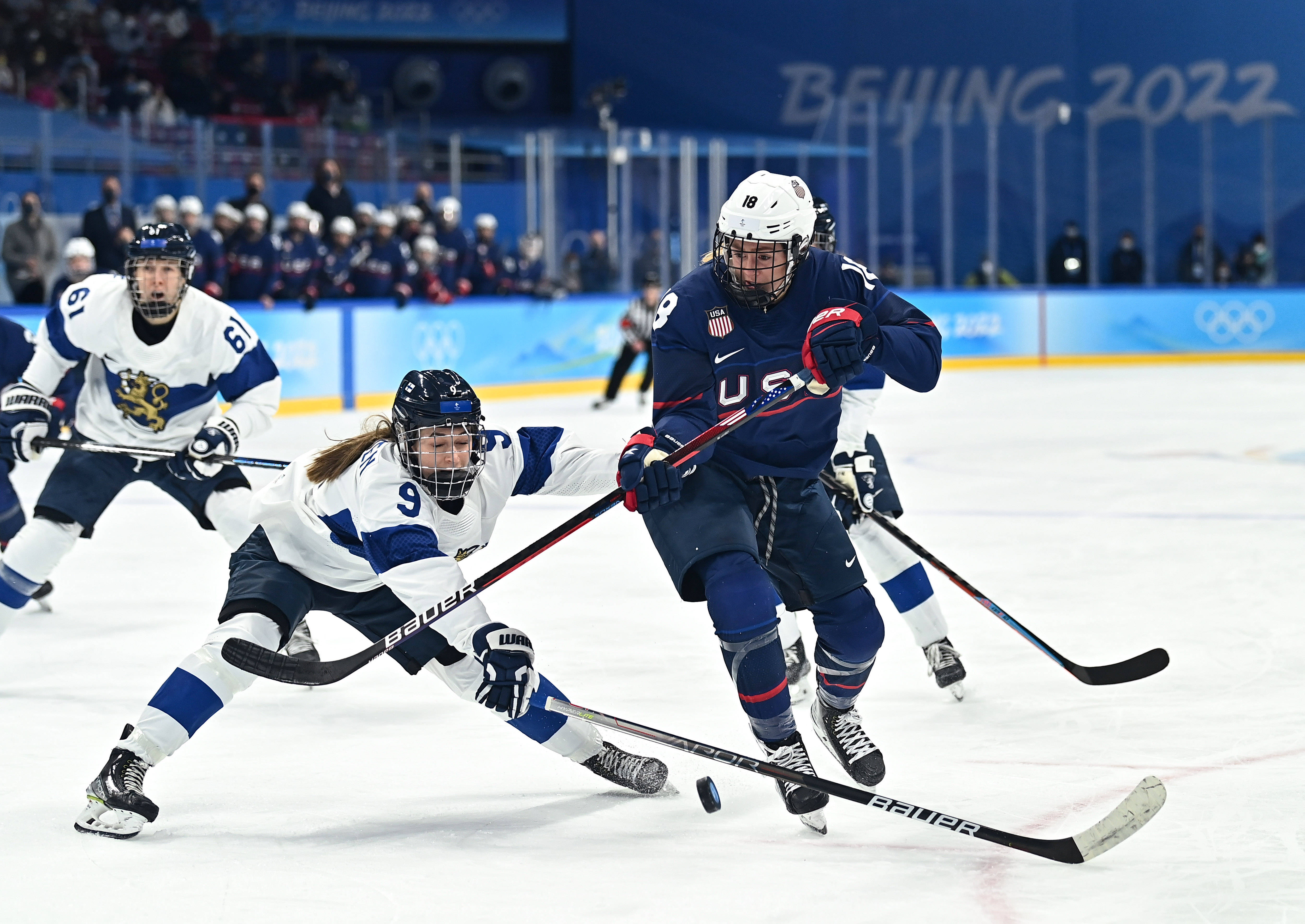 冰球——女子半决赛:美国队胜芬兰队