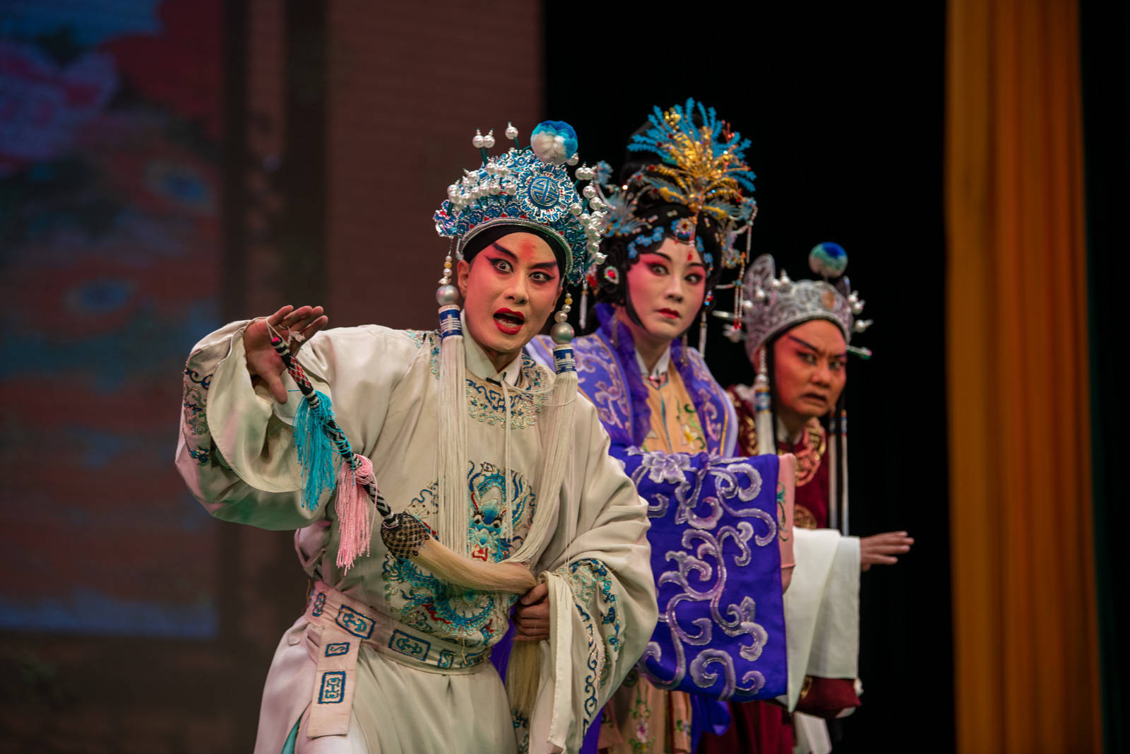 我国传统节日元宵节前夕,宁夏演艺集团秦腔剧院的演员们在宁夏盐池以