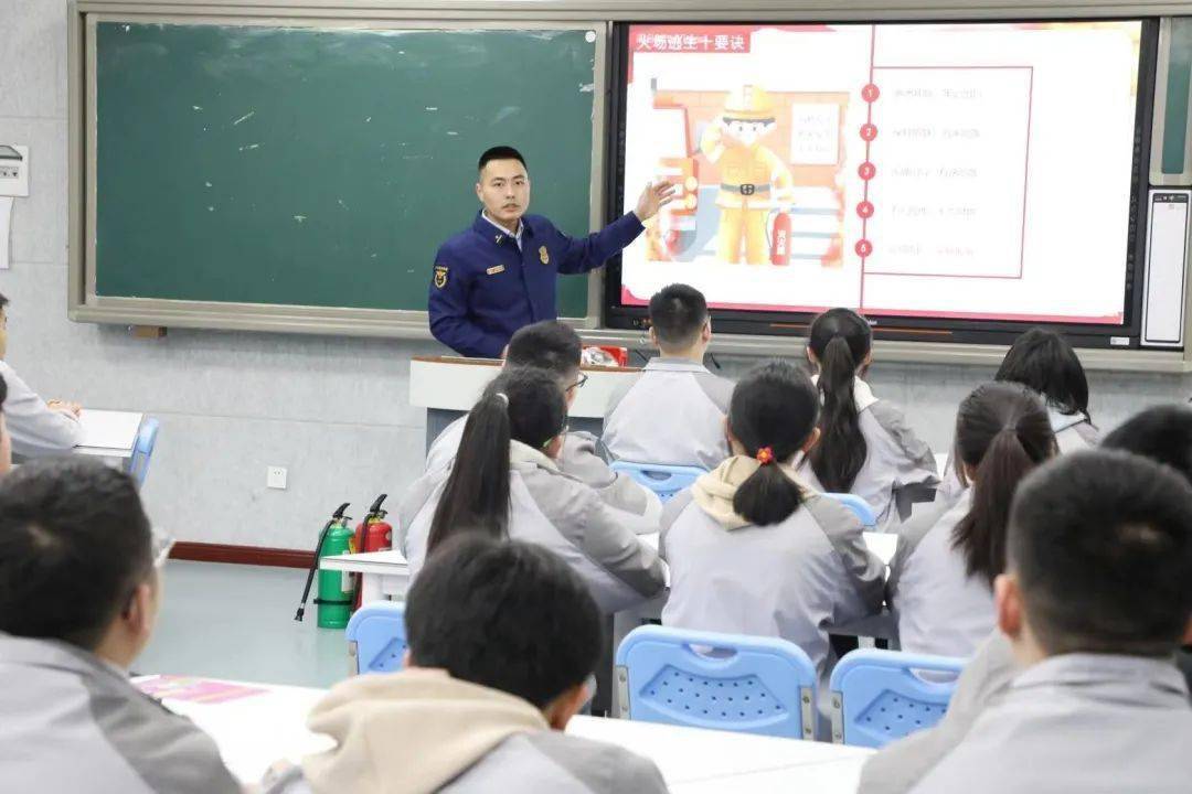 消防安全进校园 上好开学第一课