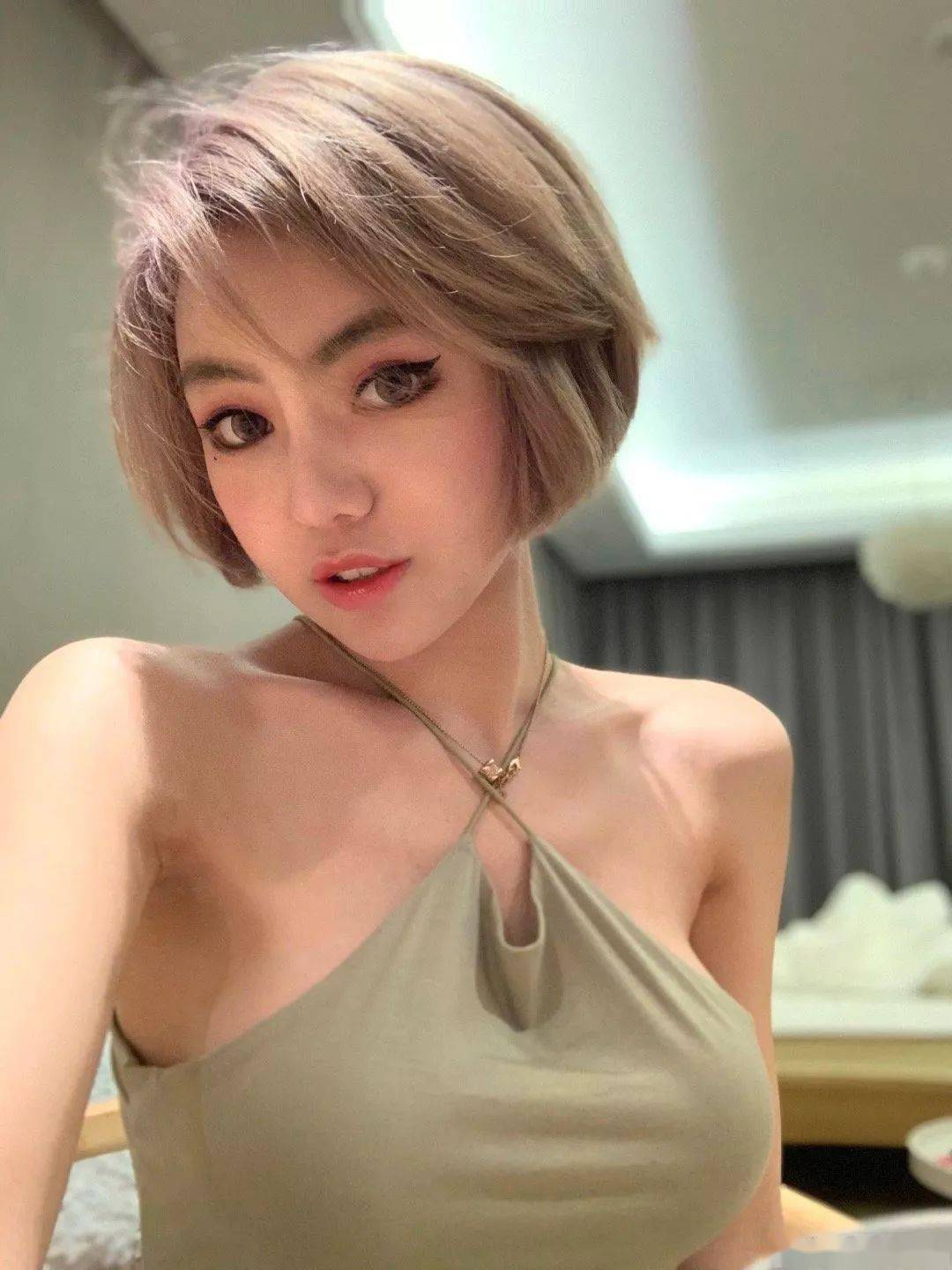 胸大还穿吊带一看就不是正经姑娘