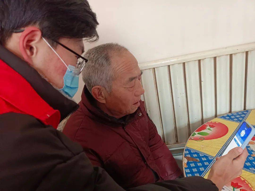 熟练学习并掌握了操作流程,每到一户只要老人们提供身份证,就能流畅地