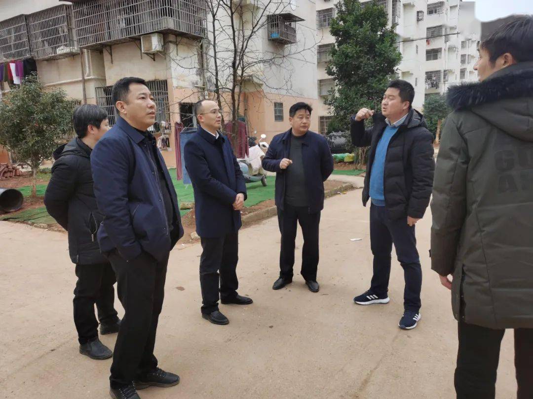 县委常委副县长杨威到饶州街道调研老旧小区和里弄小巷改造工作