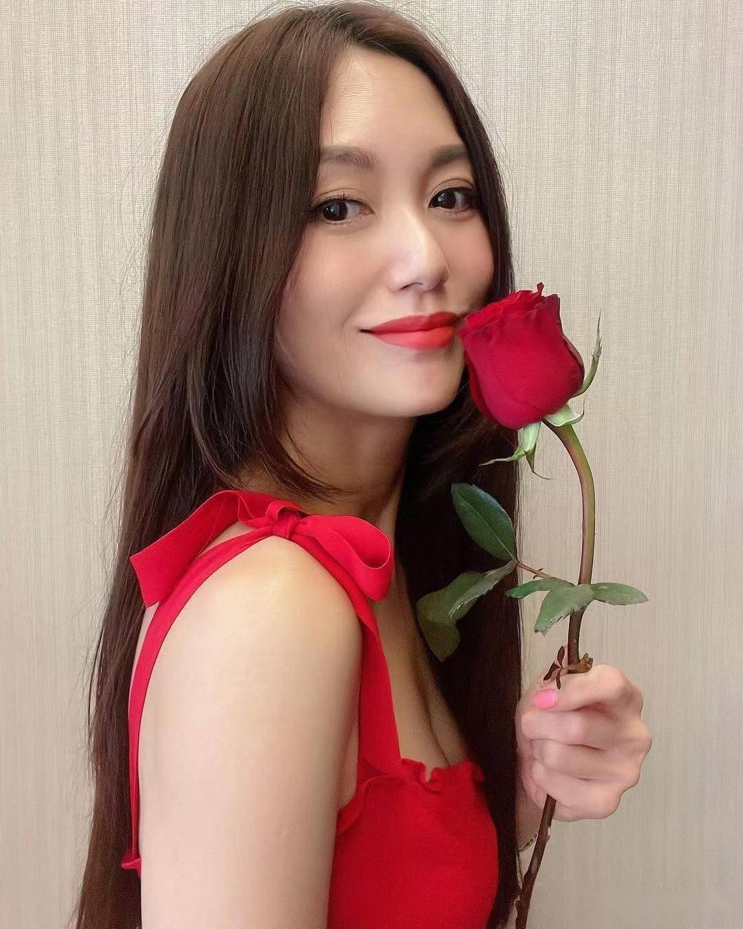 近日,"最美殷素素"郭妃丽在社交平台曝出她的近照,只见照片中