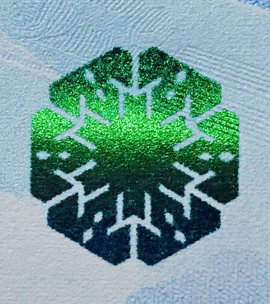 光彩光变油墨光彩光变,也称磁性光变油墨或光学可变墨水,国际统称ovmi