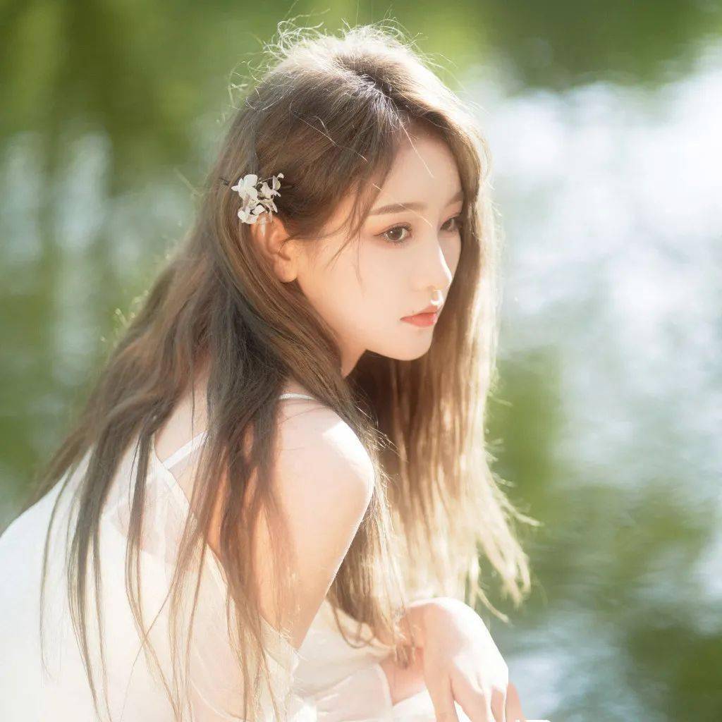 snh48周诗雨粉色系的花朵清新脱俗,搭配网纱面料的服装又充满仙气