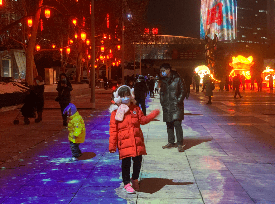 踏“海浪”踩“冰面”，中关村西区广场3D场景引市民打卡