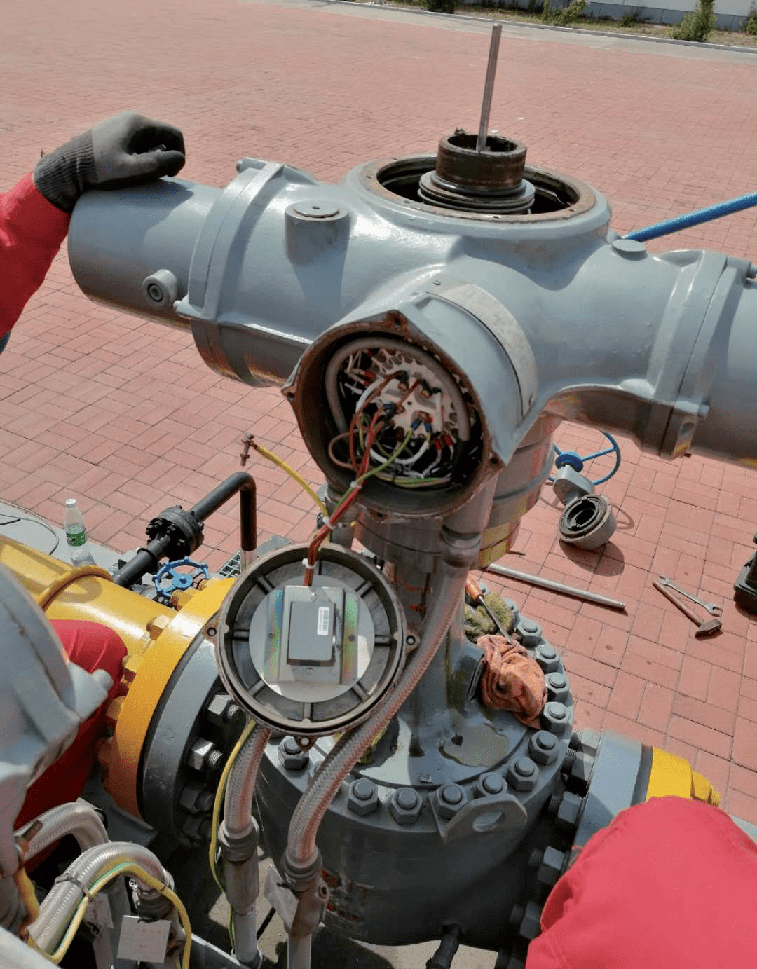 拆除电动执行机构顶部手轮传动机构,打开电动执行机构顶盖,露出内部