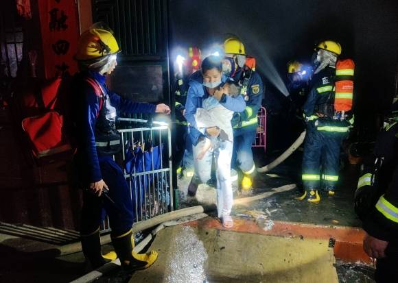 高州一居民楼着火6人被困,消防紧急救援_人员_火灾现场_原因