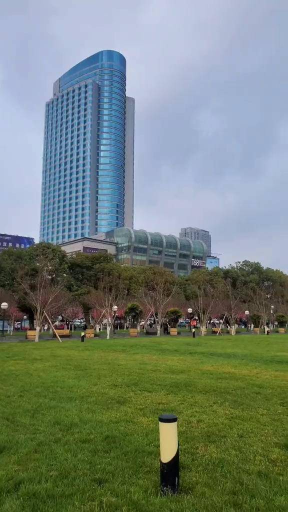 湖北第二城宜昌的市中心大广场这里距离长江非常近大名鼎鼎的三峡大坝