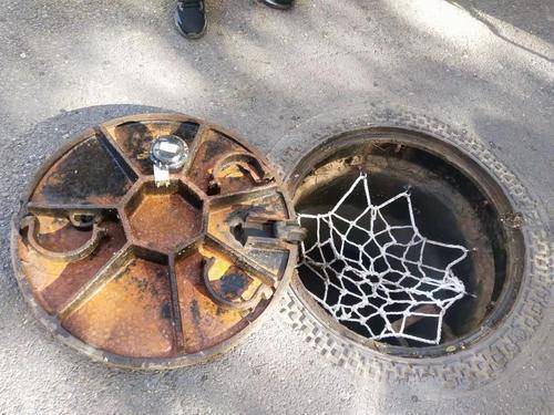 伊河路(华山路-桐柏路),路面平整,马路中间的窨井盖与道路平齐,细节和