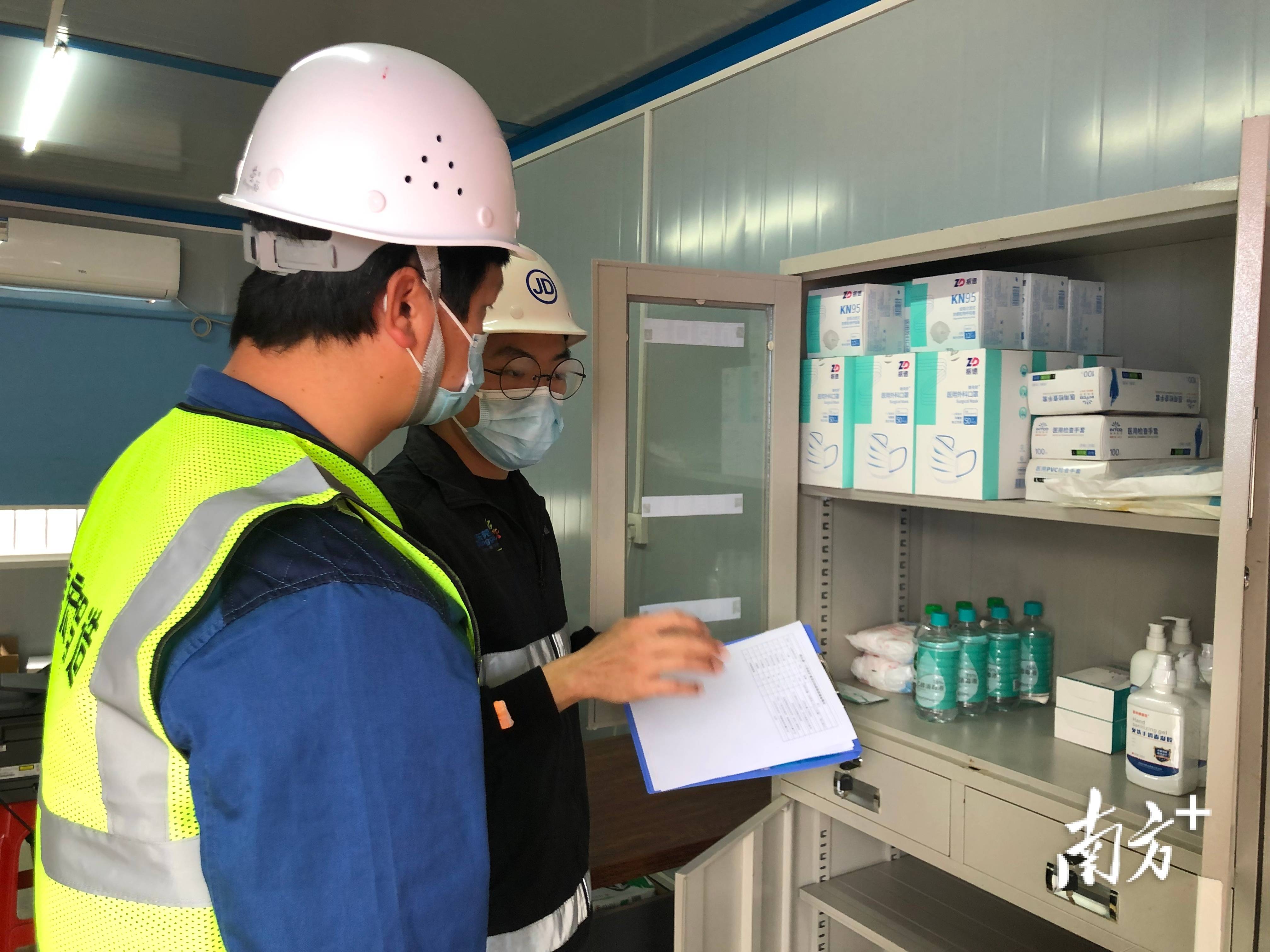 重点检查该项目疫情防控方案的制定和落实,工地封闭式防疫管理,施工