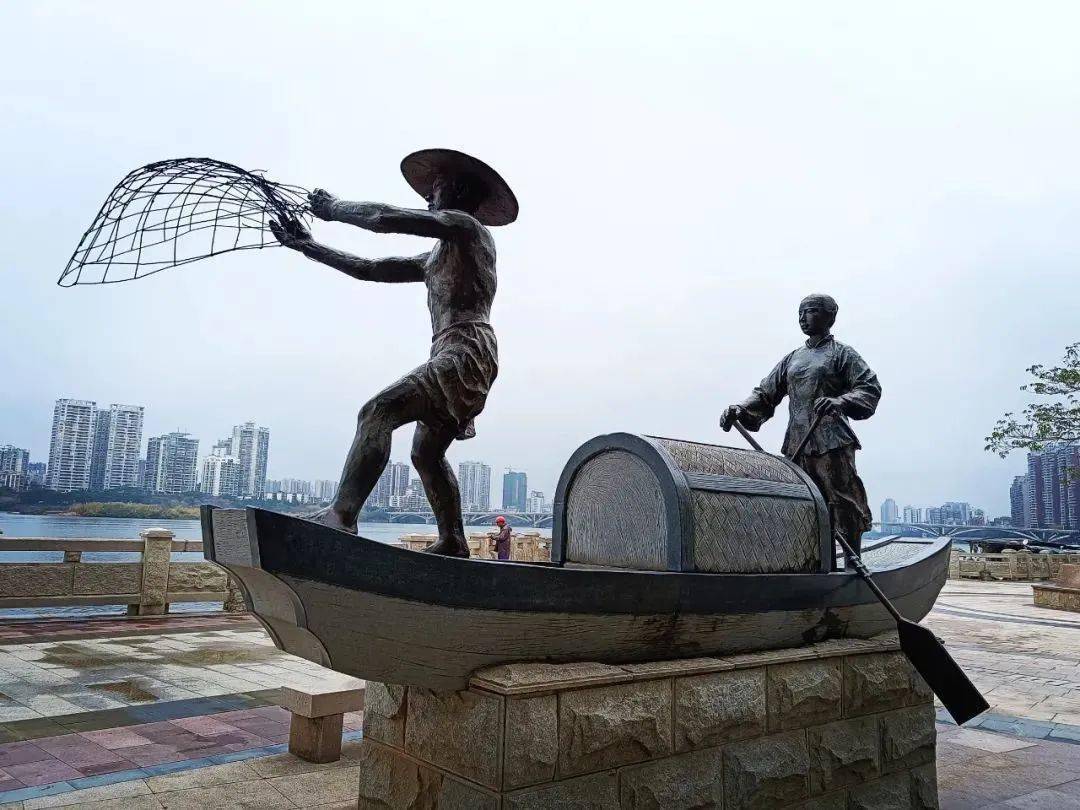 也停靠着几艘渔船岸边坐落着一些渔家雕塑时不时看到来往穿梭的跑友2