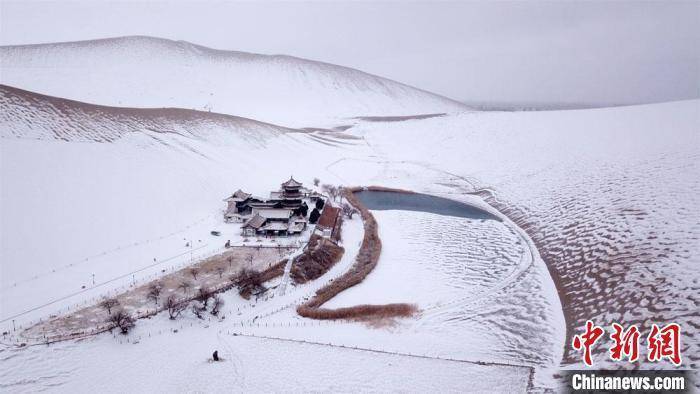 沙雪|敦煌大漠披银装：沙雪交融似一幅水墨山水画