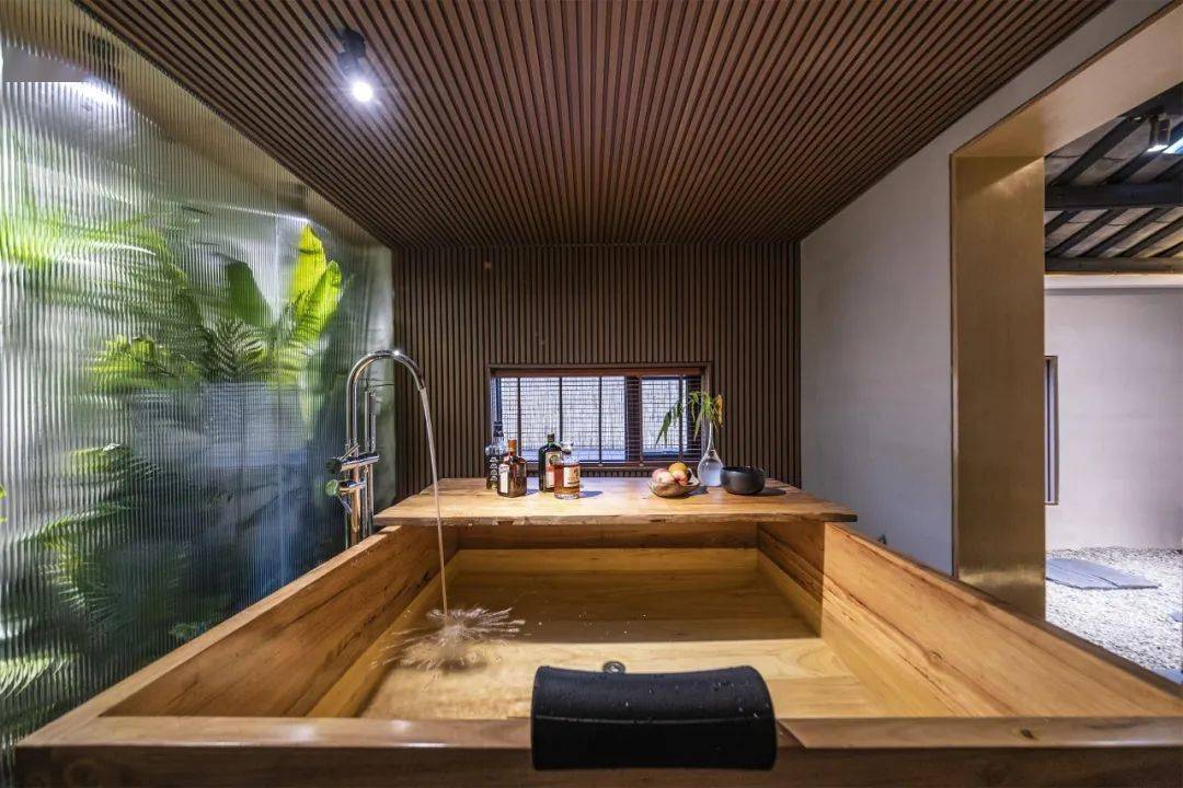 室内景观正对着泡池两三人一起泡都没问题泡池很大茶室旁边还有日式