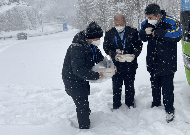 保障|每天凌晨起床，开车上海陀山，遇雪待一整天！原来在做这件事