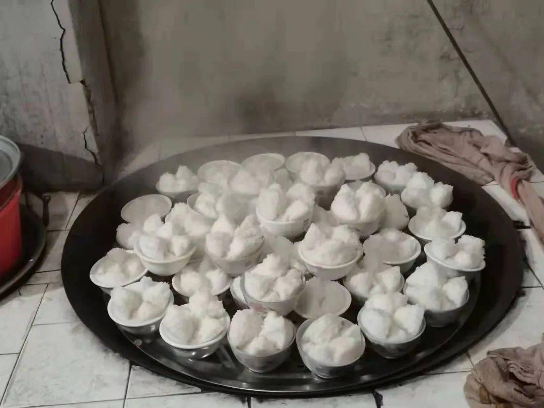 《碗粄》——21学前中高2林苑油炸煎堆,油倒入锅里煮开,把做好的糯米