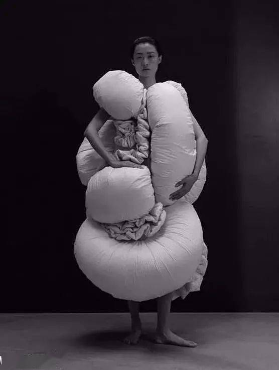 品牌 羽界鬼才，新锐设计师陈鹏CHENPENG的One-Size Fashion平均时尚主义