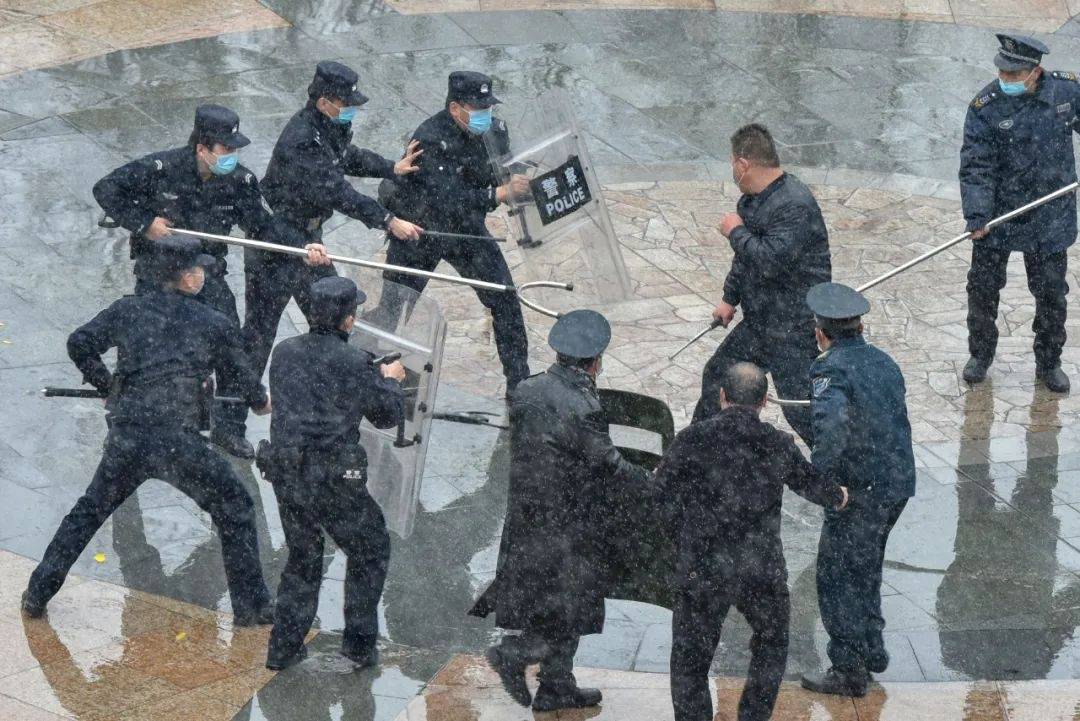 平安校园 | 开展防暴演练,筑牢校园安全防线_应急_活动_钢叉