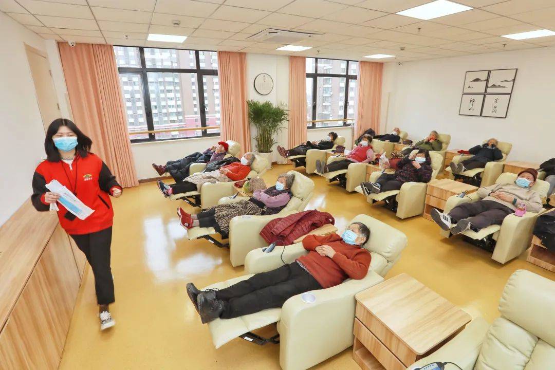 这里解决了老年人白天在家无人照料,不安全等问题,为老年人提供膳食