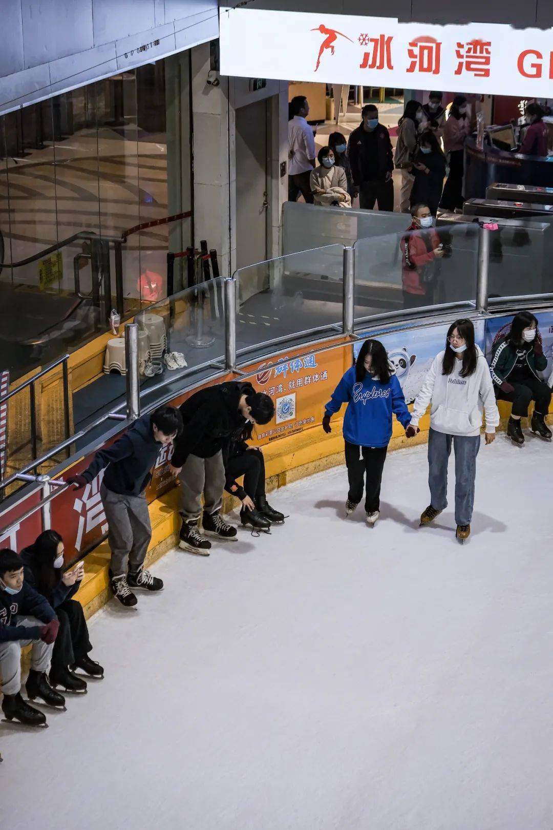 快乐的朋友在户外溜冰场滑冰高清摄影大图-千库网