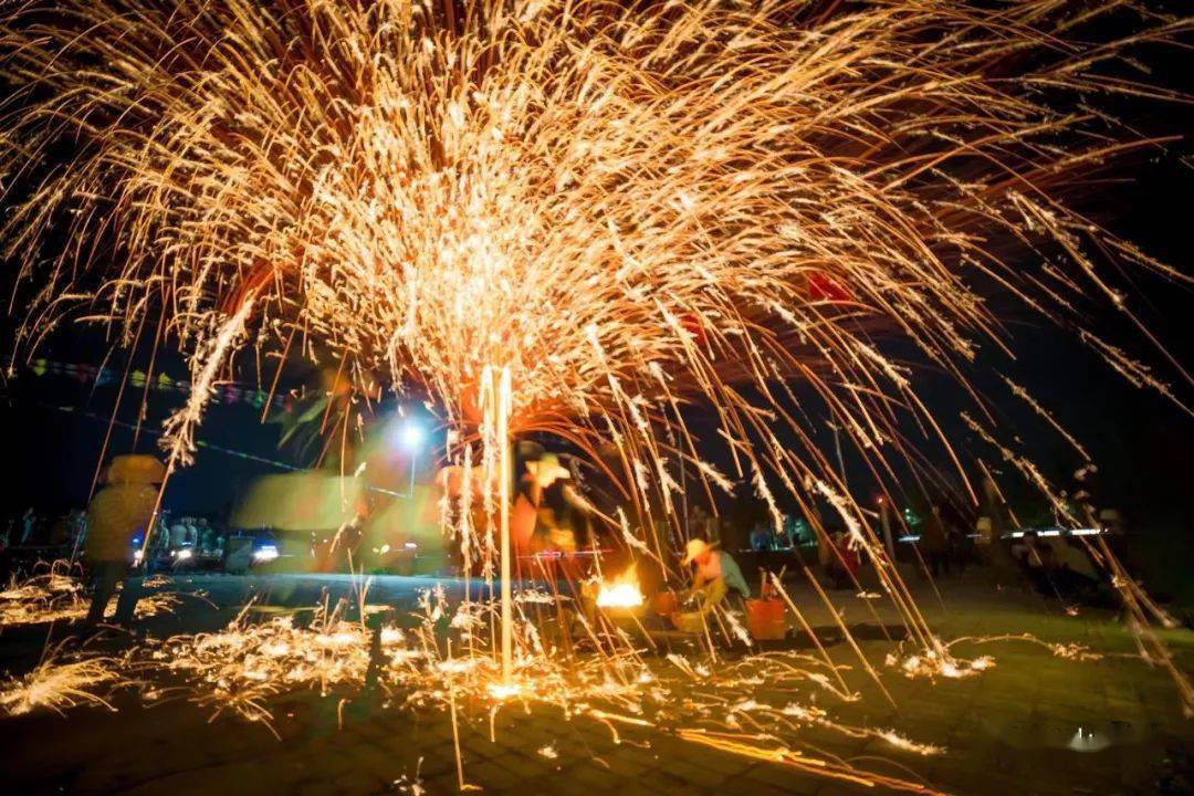 打铁花,故名思义,就是把滚烫的铁水击打向天际,洒下金色的火花.