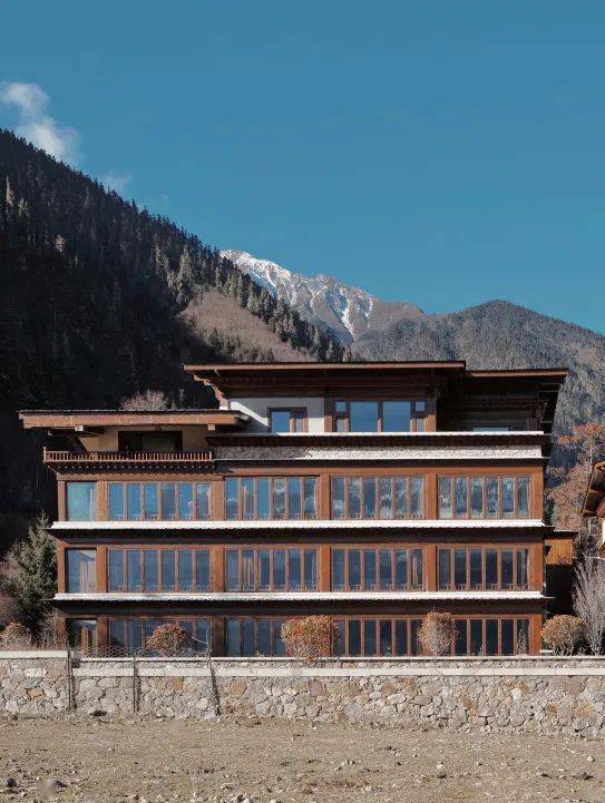 酒店位于神山脚下,峡谷深处的达林村,最大的特色是33间套房全部直面南