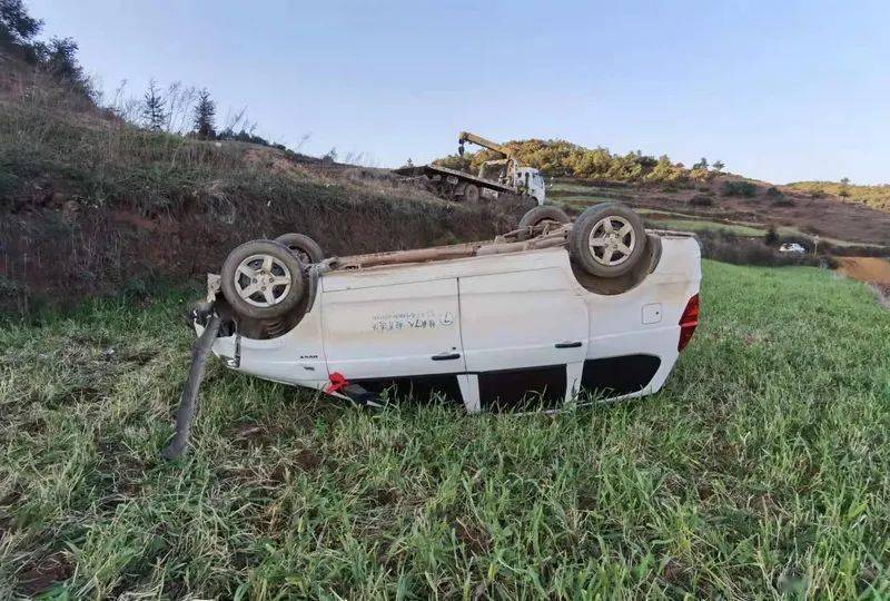 惊险罗平一面包车翻滚入路外40米空地安全带救了车上4乘客
