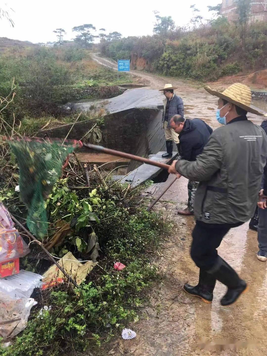 党员群众齐上阵 清理沟渠促生产