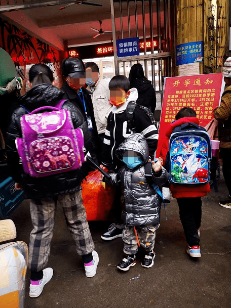 开学第一天贵港大批神兽归笼家长普天同庆