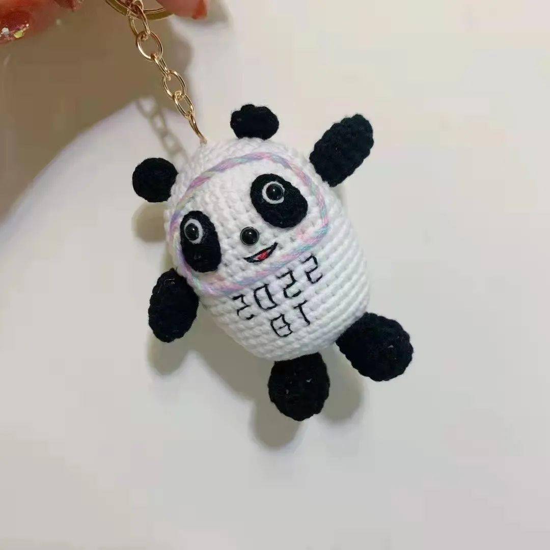 19秘书1 金思思"冰墩墩"本墩现身物尽其用 揉捏揉捏拾起地上的雪手工