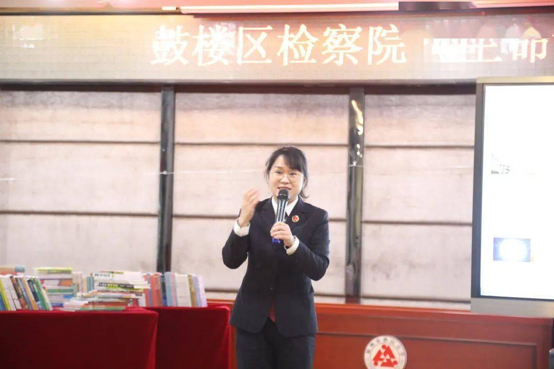 檢察官洪秀芬向高年級學生講授了在福州市洪山小學,將法治理念融入