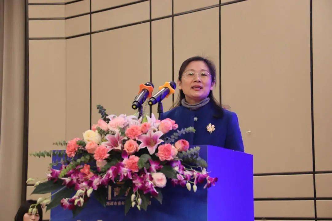 团市委副书记李灿在启动仪式上介绍湘潭市青年企业家培养计划相关