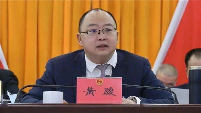 全体起立,奏唱中华人民共和国国歌.