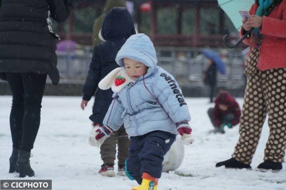 市民|二月春寒雪满山 稚子游人嬉雪欢