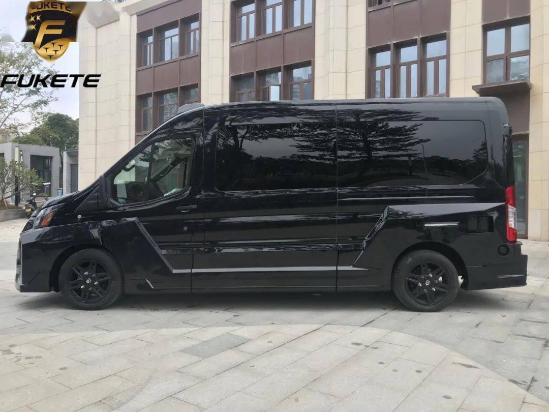 倒梯形中网加上镀铬装饰辨识度极高,征服者的侧包围相比金牛座更大