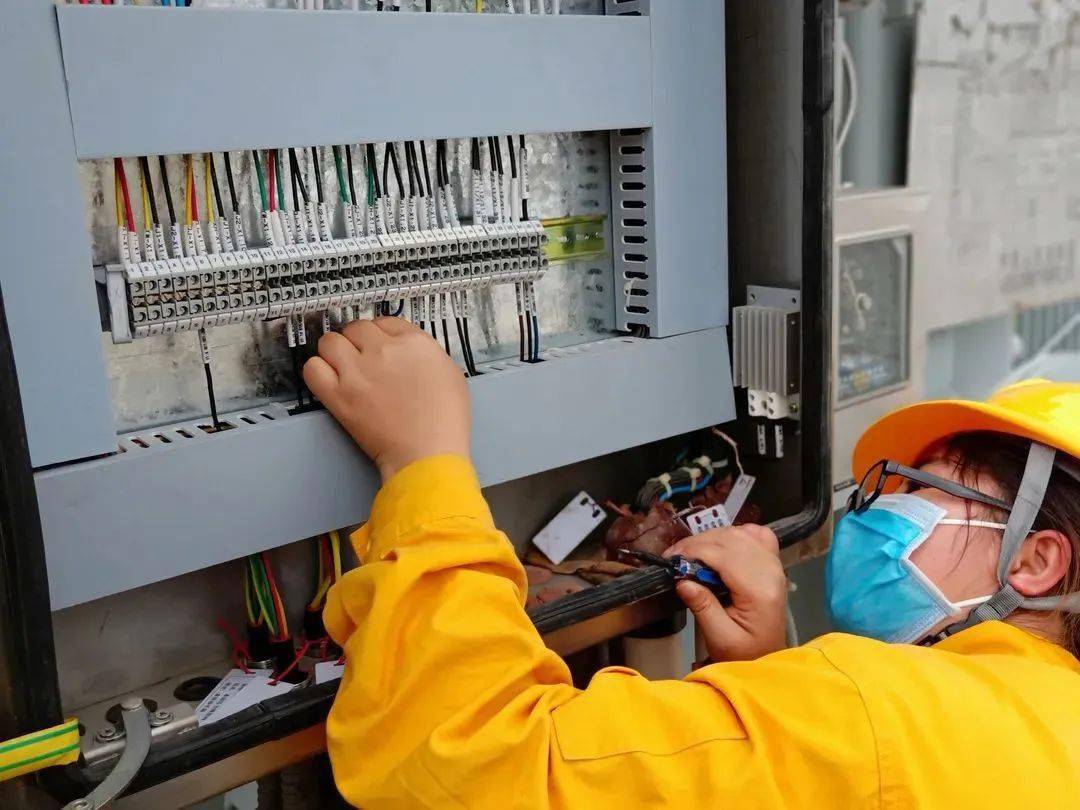 郑笑寒是南宁供电段的一名继电保护工春运期间她和同事所在的变电所正