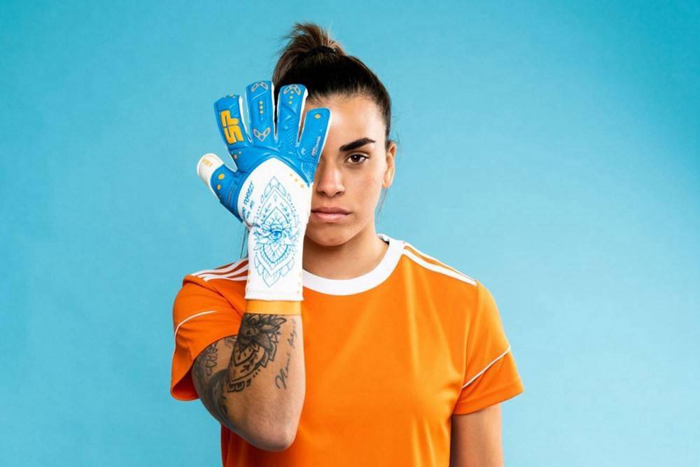 fútbol为皇马女足门将推出专属款门将手套_罗德里格斯_米萨_earhart